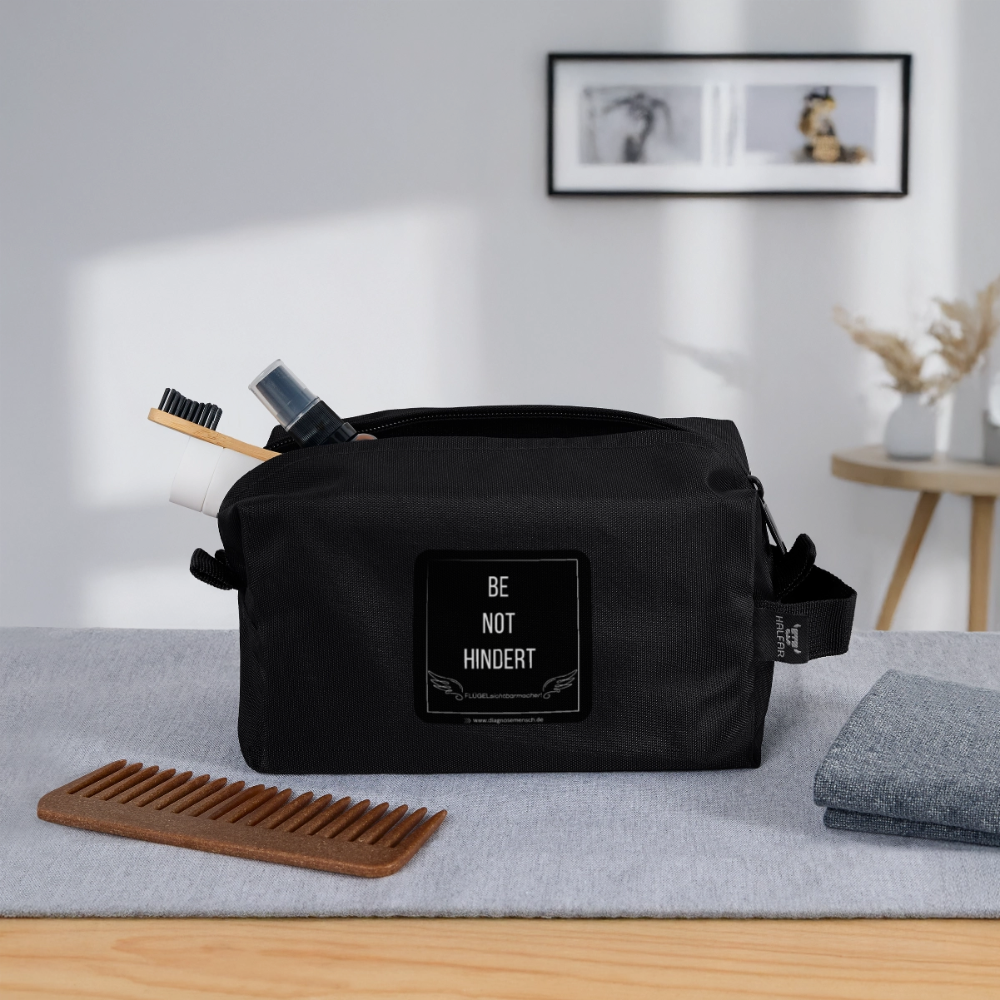 Recycelte Kulturtasche "BE NOT HINDER" - FLÜGELsichtbarmacher - Schwarz
