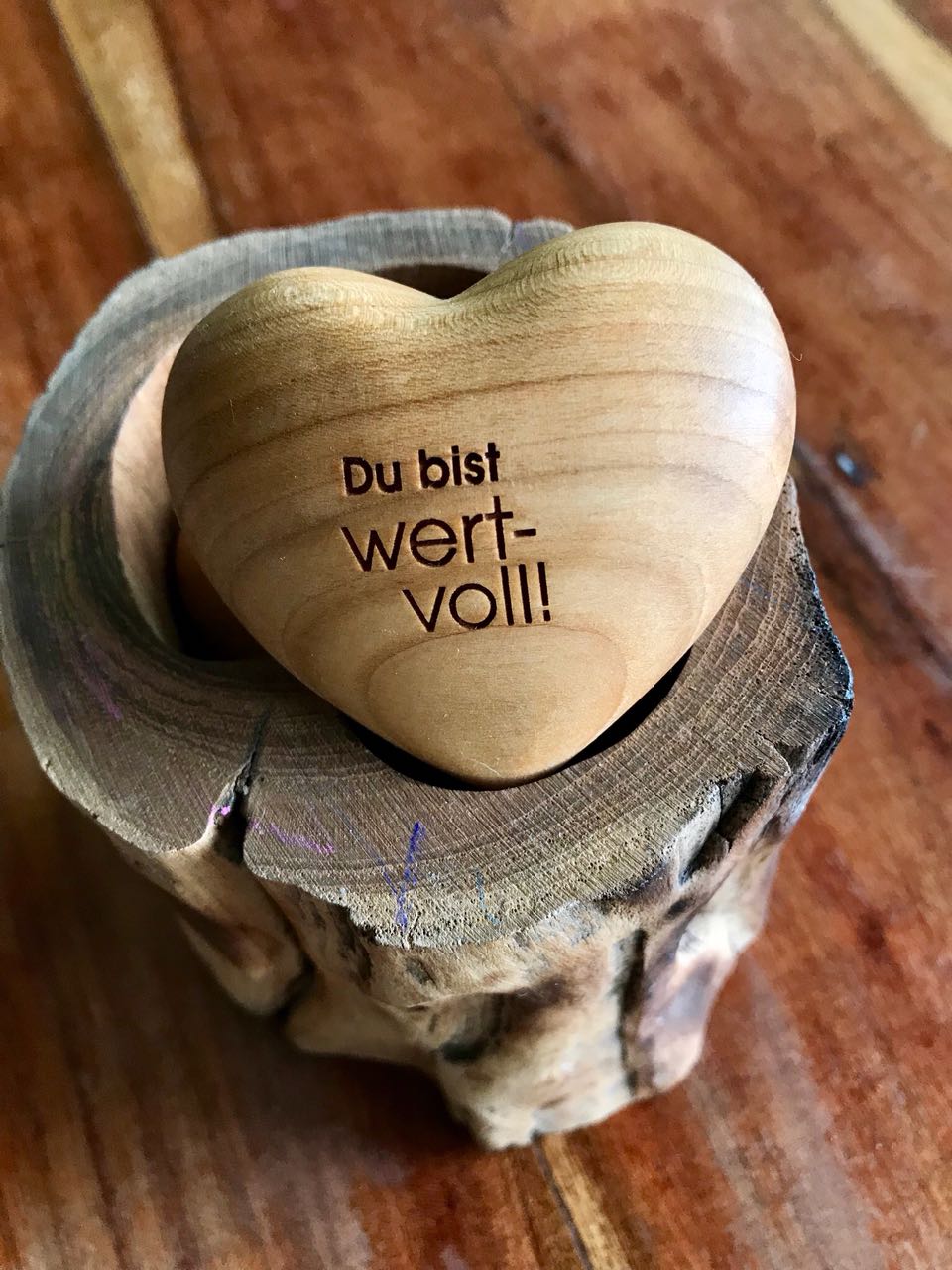 Handschmeichler Holzherzaus Obstholz  "Du bist wertvoll!"