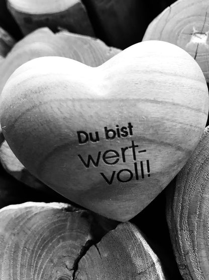 Handschmeichler Holzherzaus Obstholz  "Du bist wertvoll!"